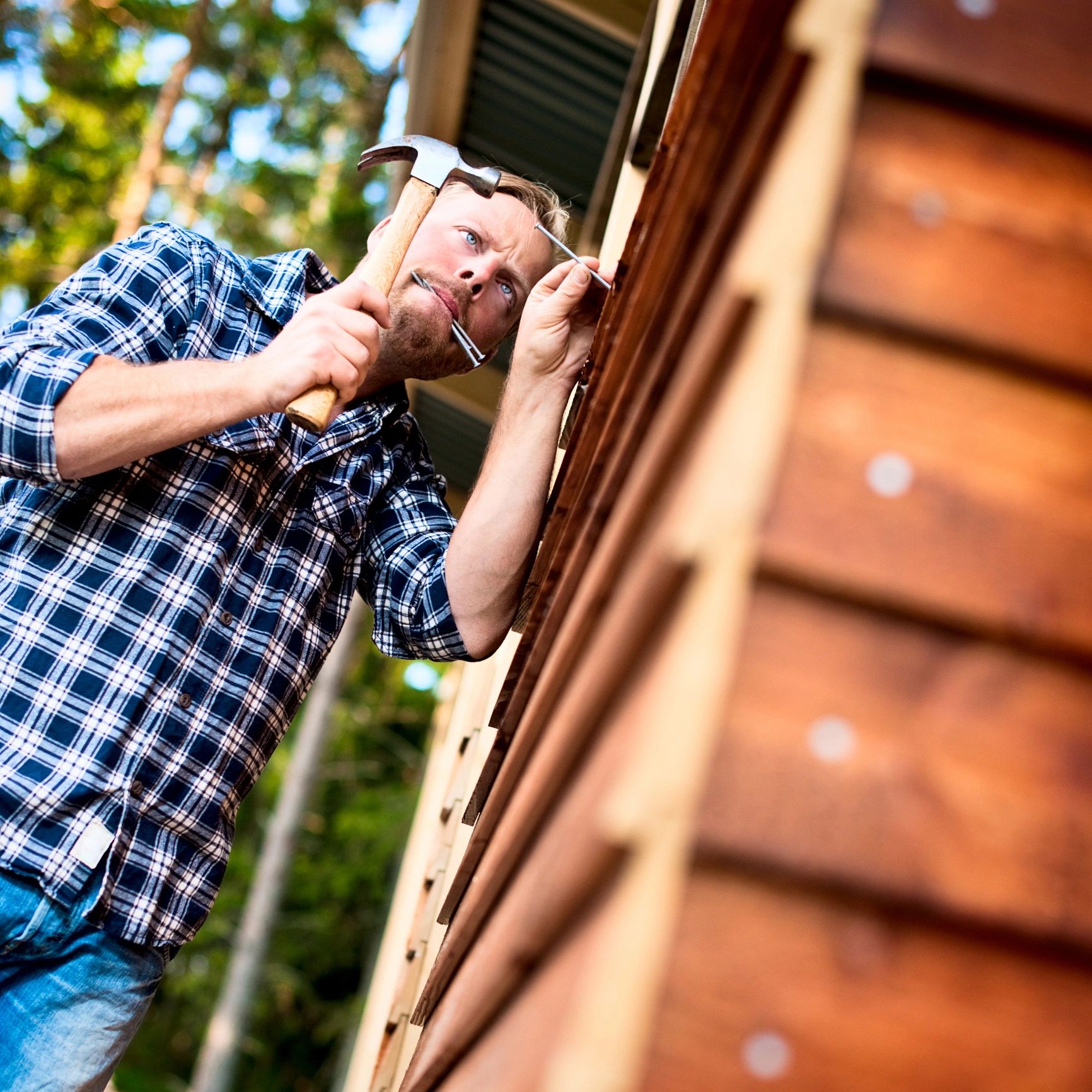 Worker on a building facade representing a customer testimonial