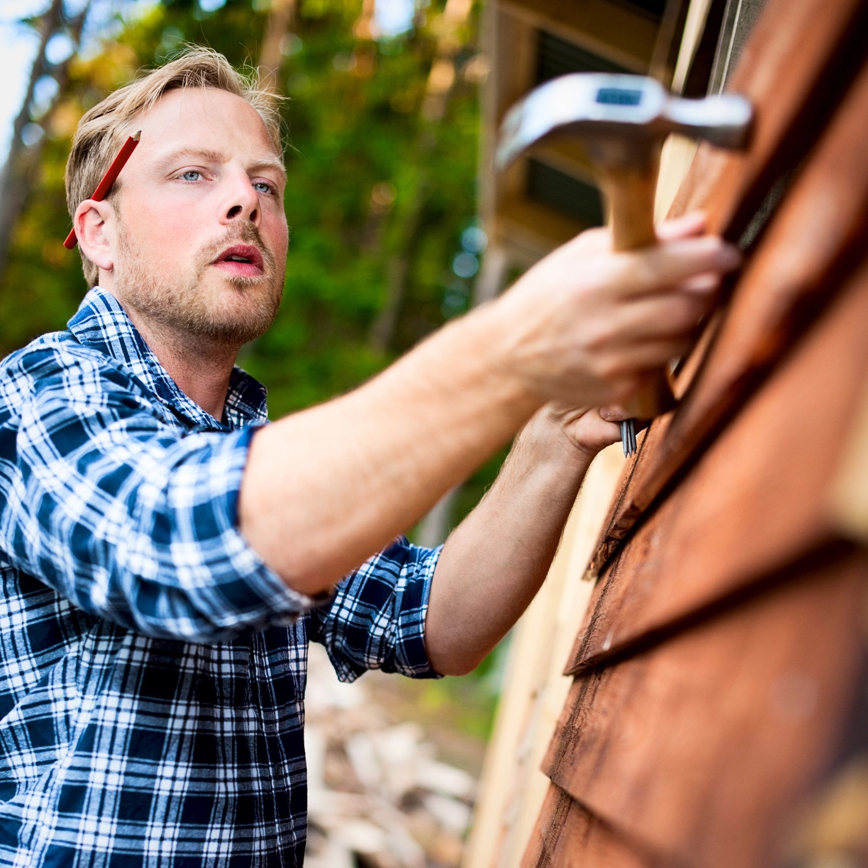 Worker on a building facade representing a customer testimonial